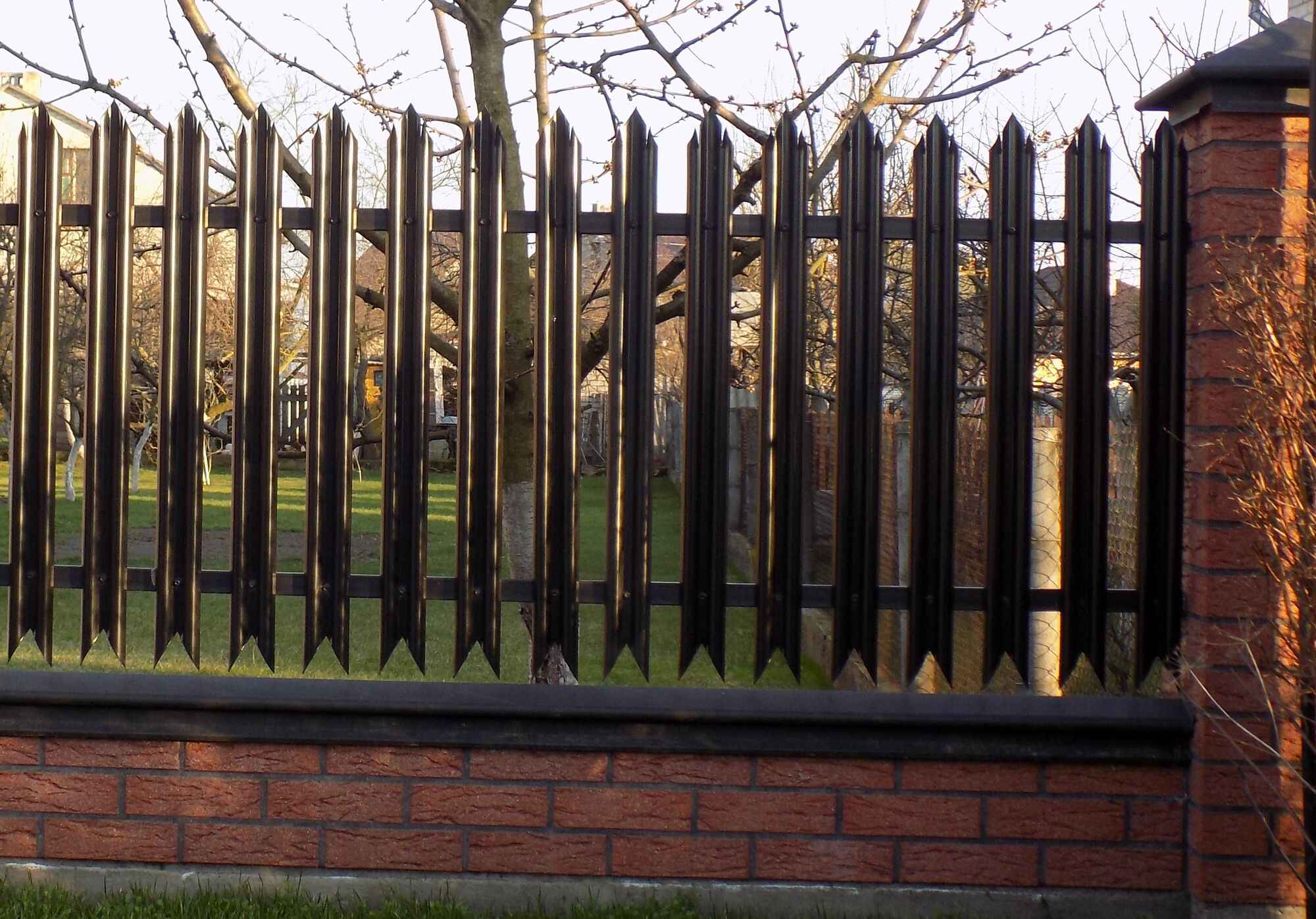 Забор из антивандального евроштакетника