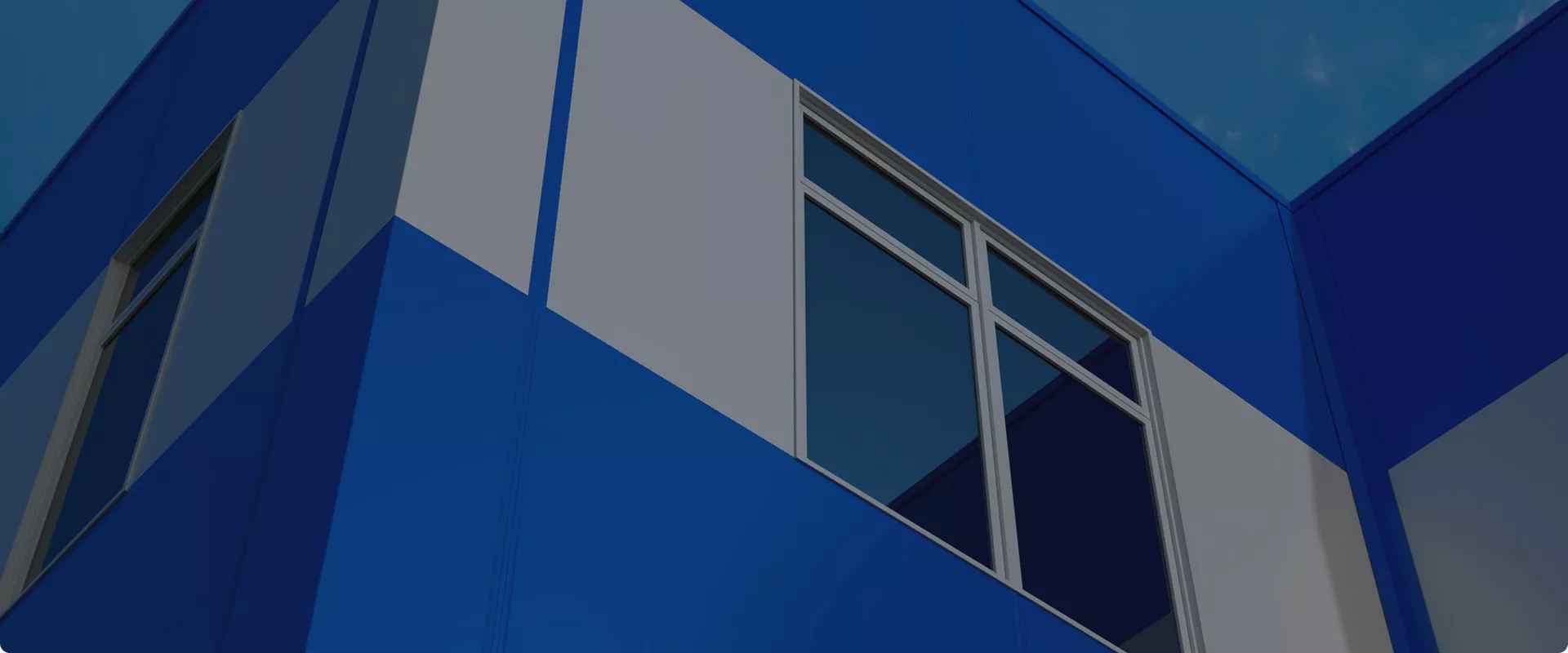 Современное промышленное здание с фасадами из профнастила