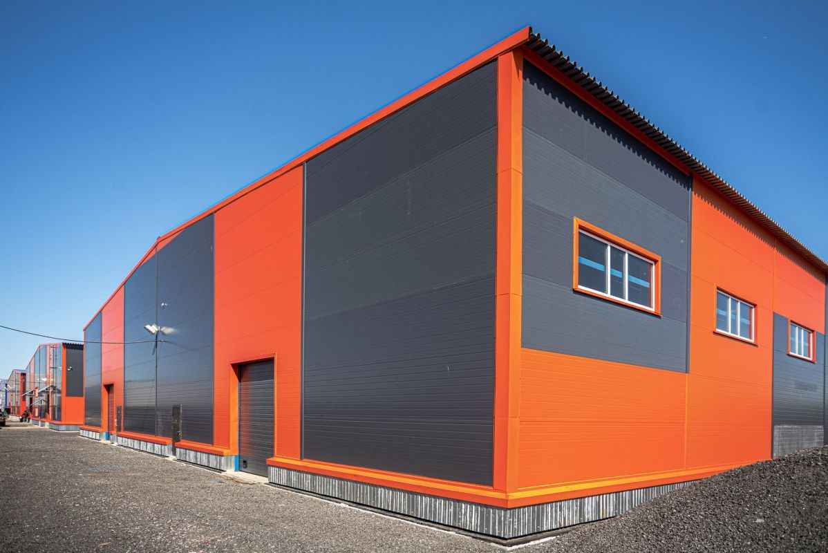 Современное промышленное здание с фасадами из профнастила