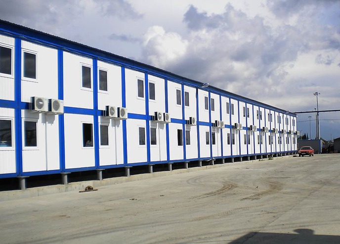 Современное промышленное здание с фасадами из профнастила