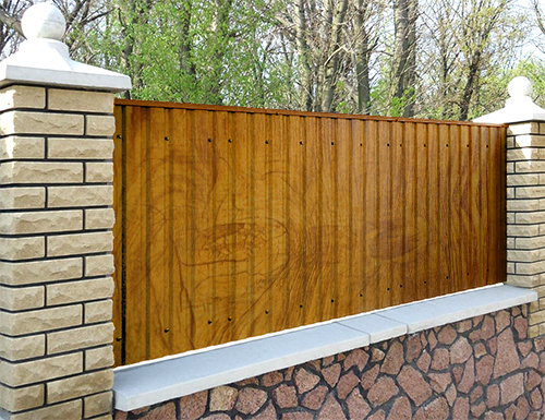 Забор из профнастила под дерево на частном и коммерческом объекте