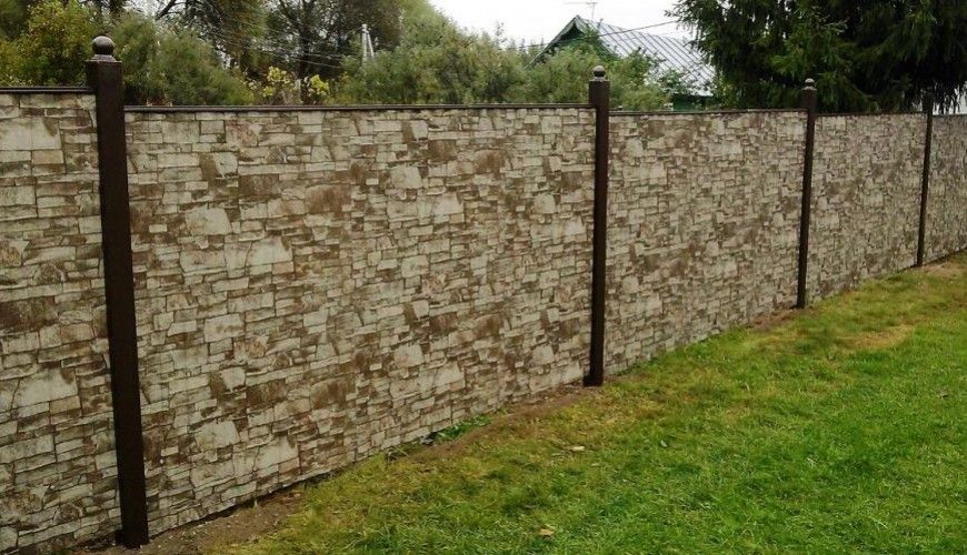 Профнастил под камень на ограждении частного и коммерческого объекта