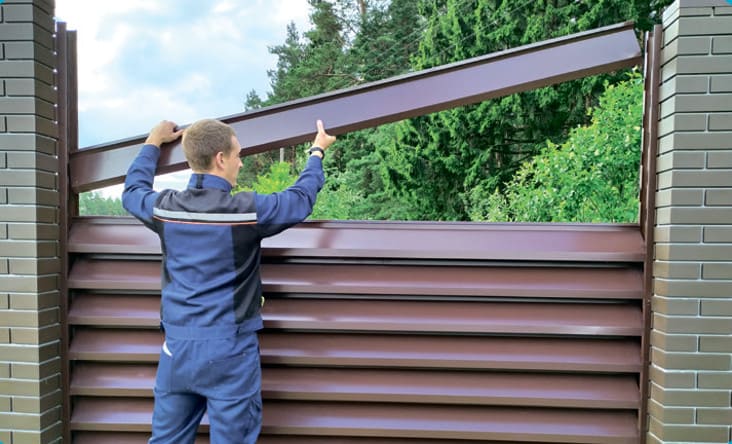 Монтаж секций забора-жалюзи