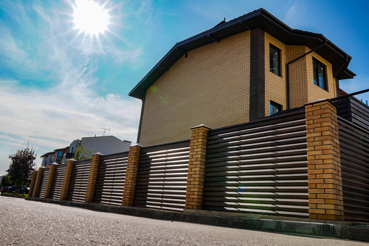 Современный монтаж забора жалюзи Milan