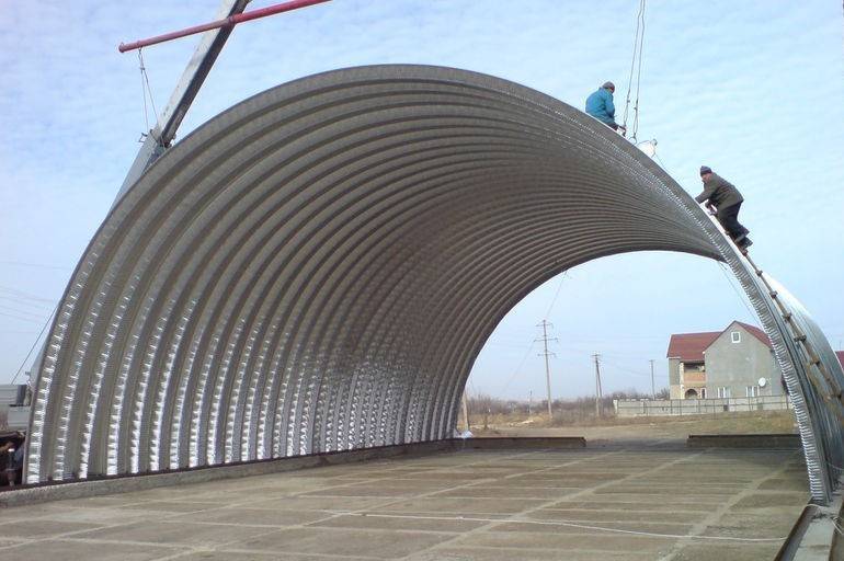 Монтаж профнастила на арочный каркас