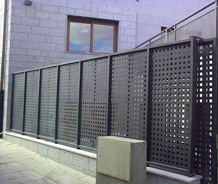 Профиль Т50 с перфорацией крупным планом