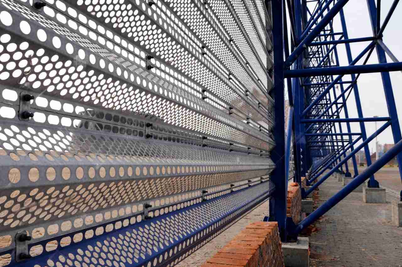 Монтаж перфорированного профлиста Т60 на производственном объекте