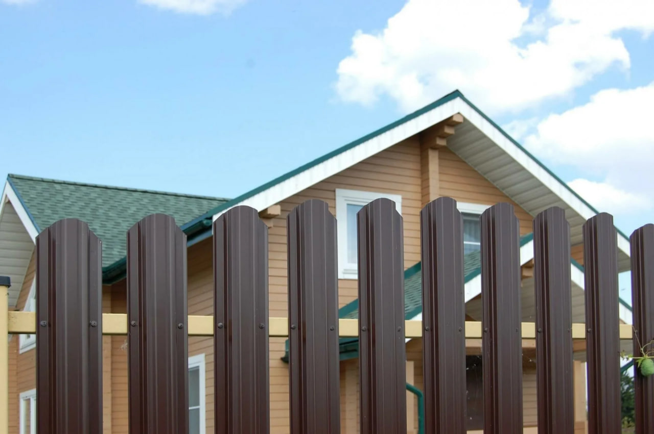 Забор из металлического П-образного штакетника