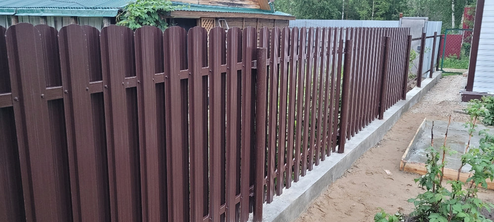 П-образный штакетник крупным планом