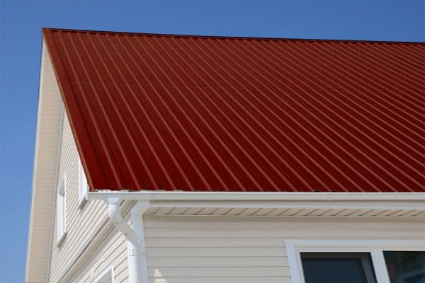 Кровля из профнастила ST15 на промышленном объекте