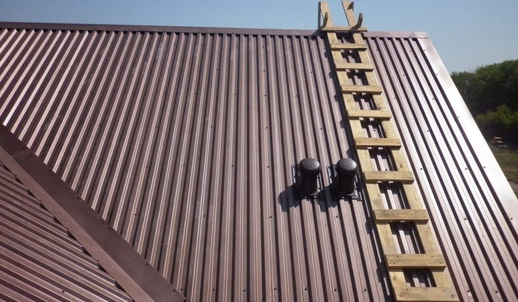 Кровля из профнастила Н135 на промышленном объекте