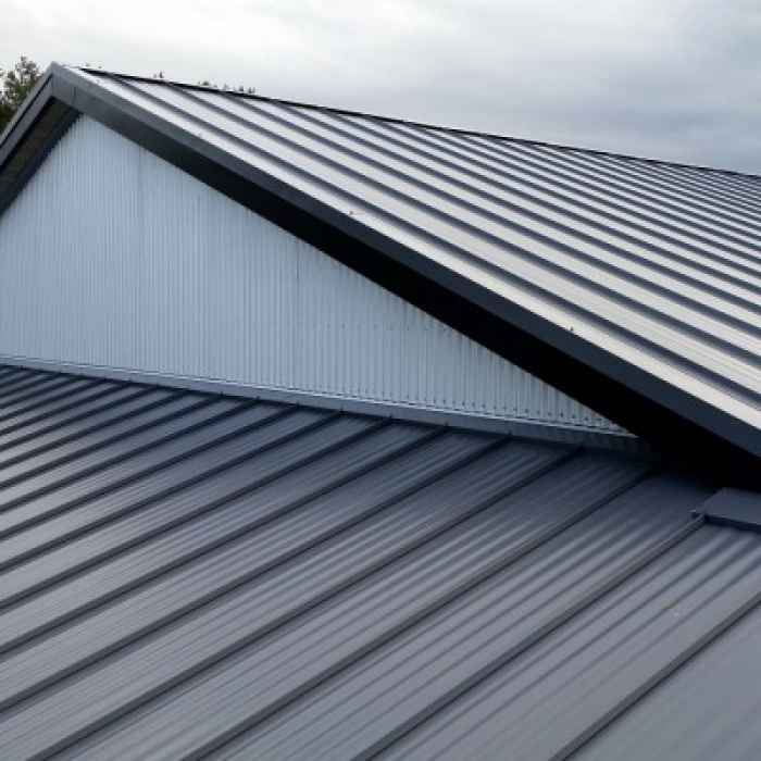 Монтаж профнастила Н135 для крыши производственного здания
