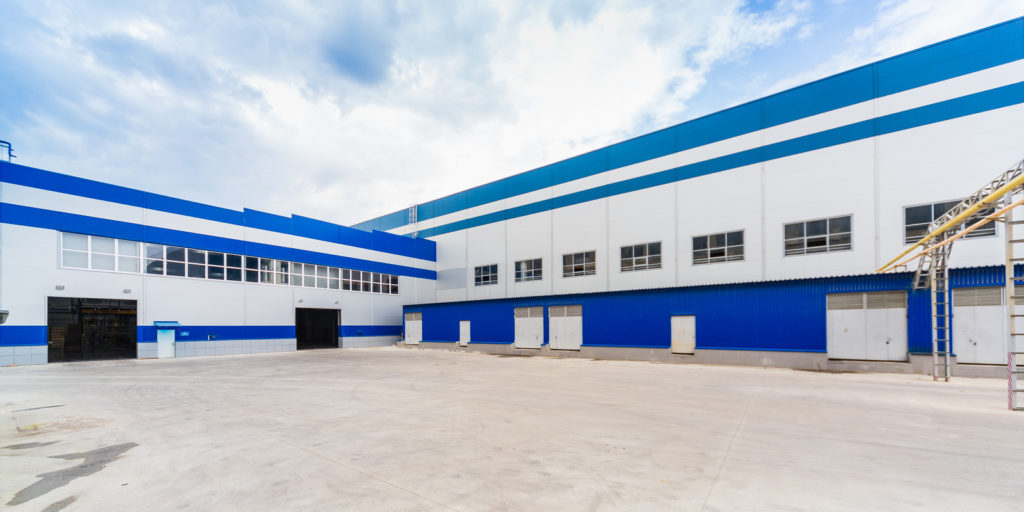 Промышленное здание с кровлей из профнастила