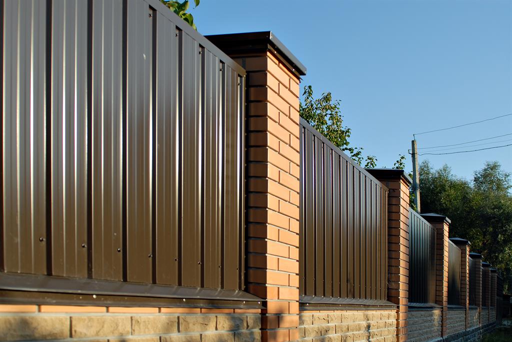 Забор в Шоколадном цвете