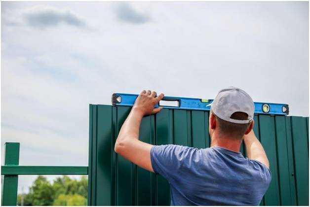 Монтаж забора из профнастила