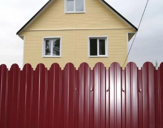 Забор из фигурного профнастила С10Б на частном и коммерческом объекте