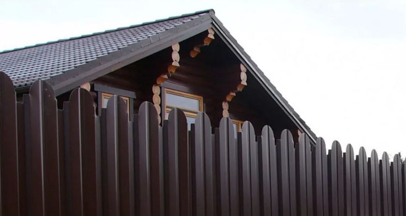 Монтаж фигурного профнастила С10Б для ограждения участка