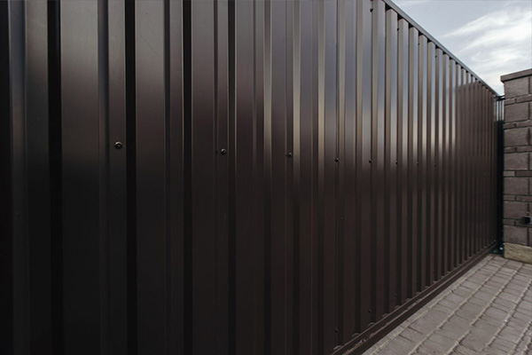 Монтаж профнастила МП20 нестандартной ширины на строительном объекте