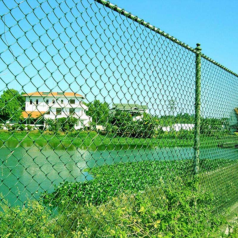 Узлы крепления и варианты установки сетки рабицы