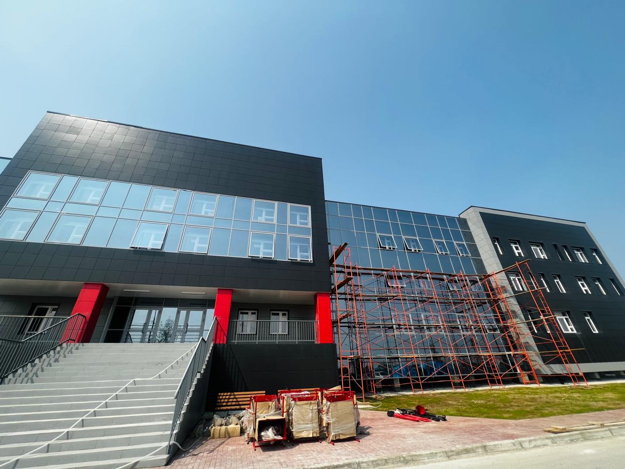 Металлический каркас школы