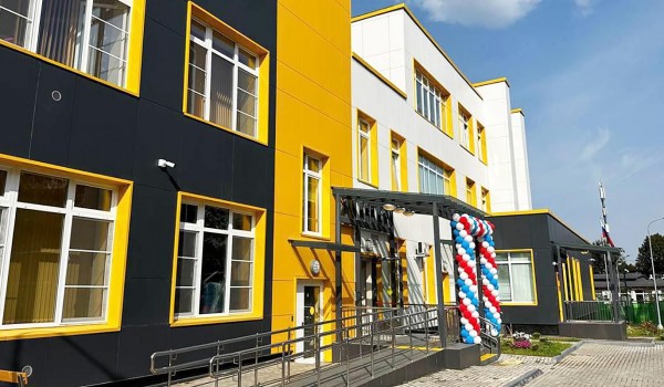 Школа с кровлей из профнастила