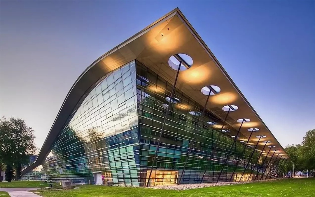 Металлический каркас университета