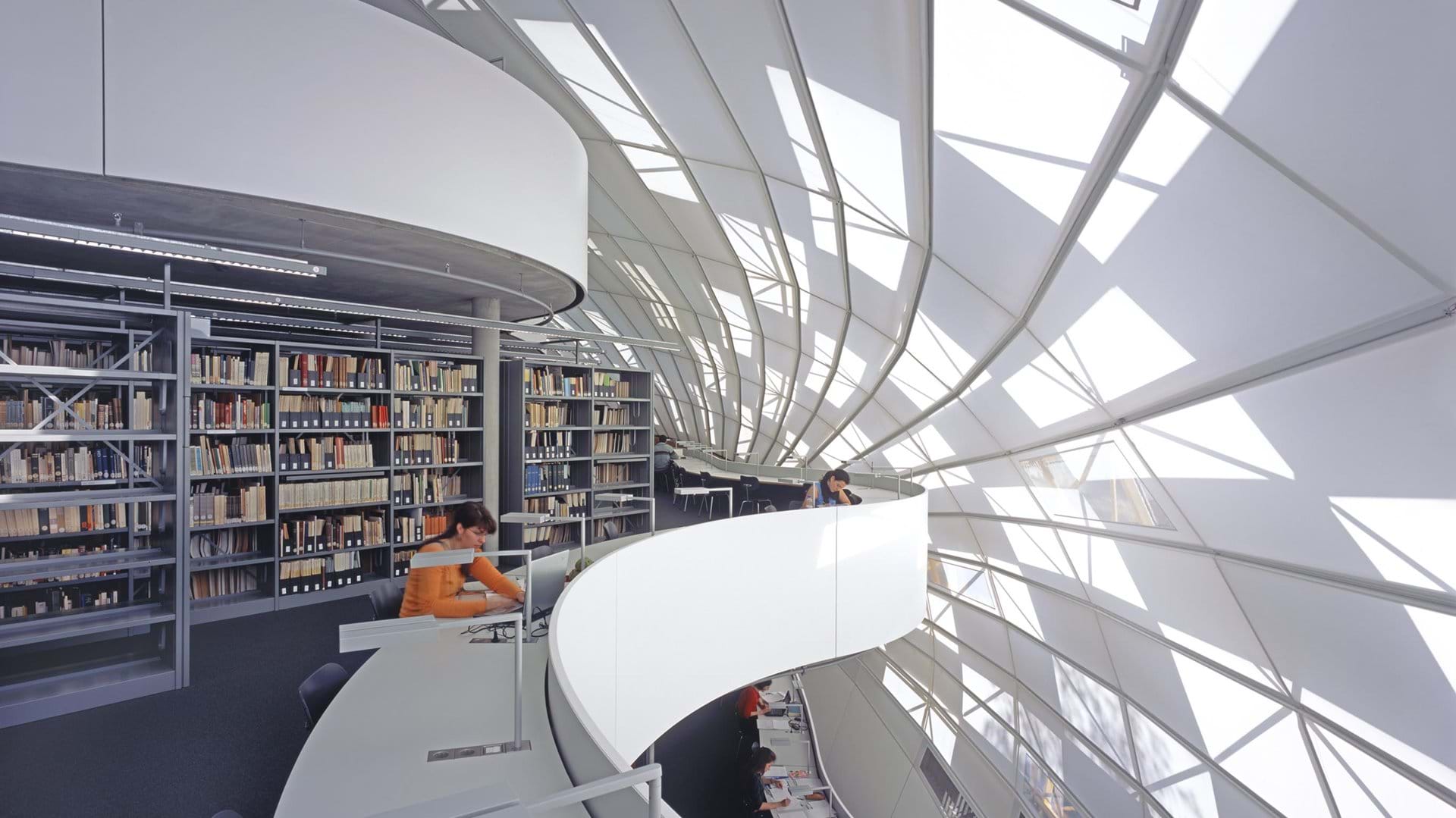 Университет с кровлей из профнастила