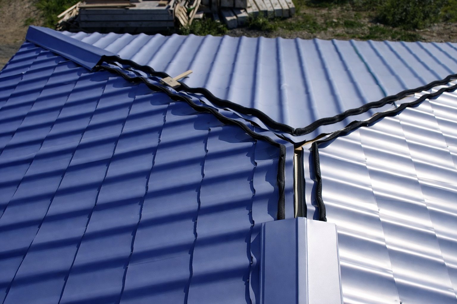 Монтаж кровельных уплотнителей на объекте в Санкт-Петербурге