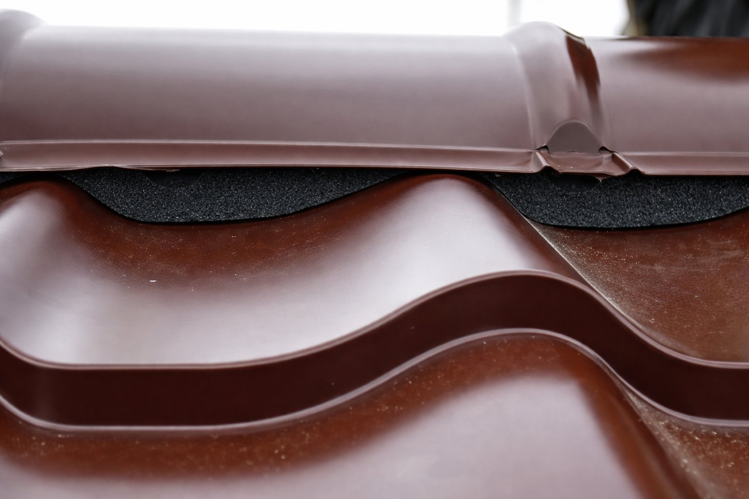 Уплотнитель в коньковом узле кровли