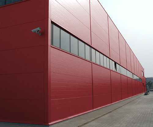 Угол здания с угловой сэндвич-панелью