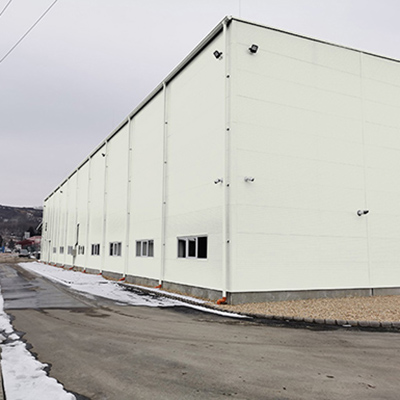 Здание с вертикальными угловыми сэндвич-панелями для склада или коммерческого объекта